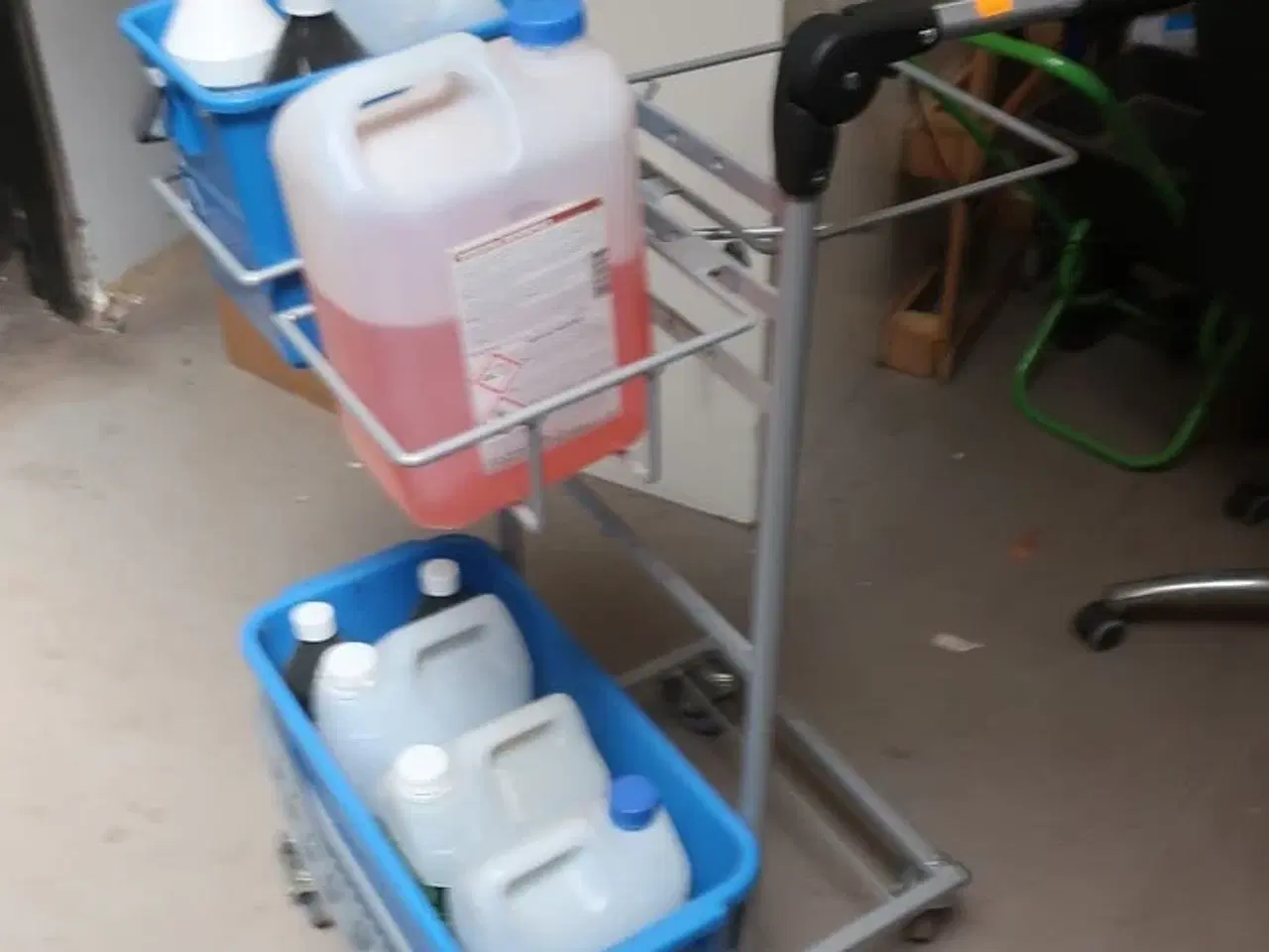 Billede 1 - Rengøringsvogn med indhold