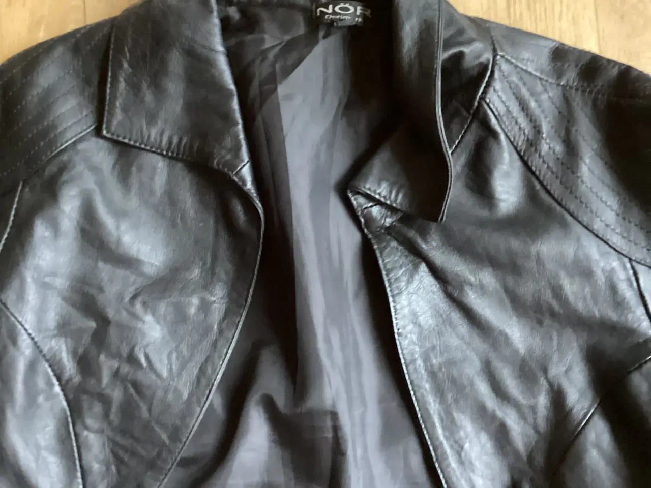 Billede 2 - Sort læder jakke / bolero fra Nör