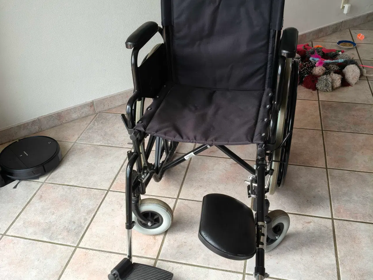 Billede 1 - Brugt kørestol til skolebrug