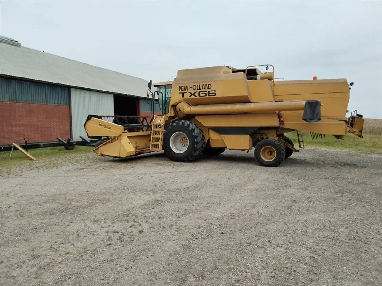 Billede 3 - New Holland TX 66 SLH årg. 1996, 3258 høsttimer og 4333 motortimer, selvoprettende soldkasse, 20 fods bord, stor tankoverbygning, maskinen er løbende serviceret