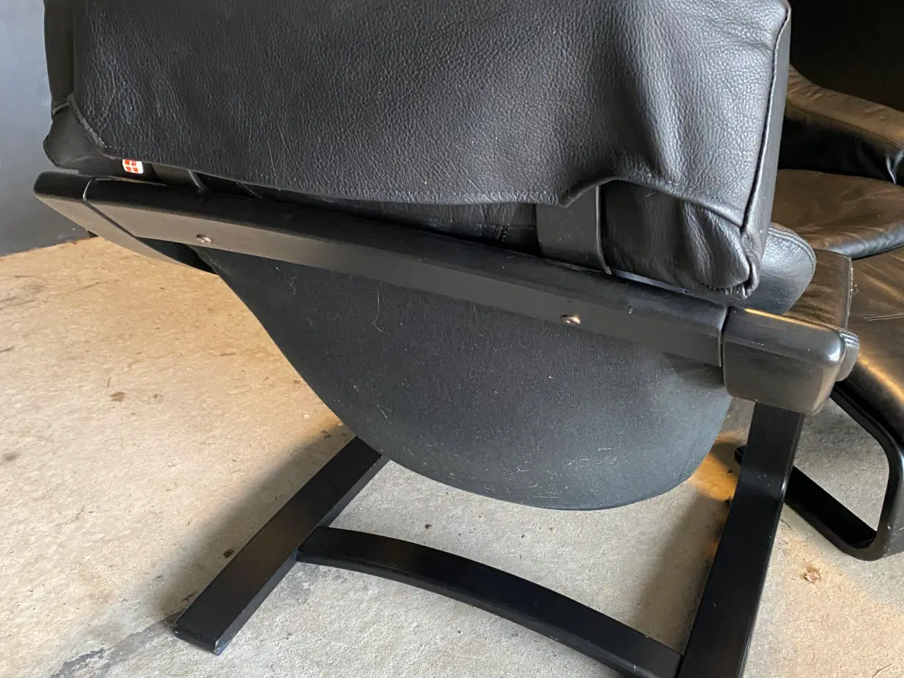 Billede 4 - 2 stk Kroken læderstole med fodskamler sælges
