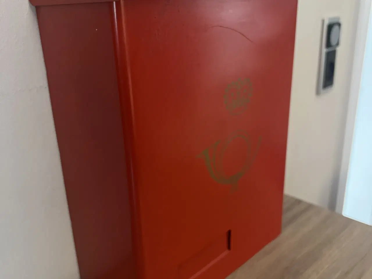 Billede 4 - Flot lille rød postkasse med post logo 