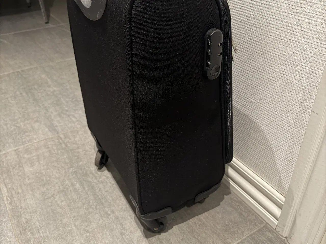 Billede 2 - sort kuffert - kan gå som håndbagage