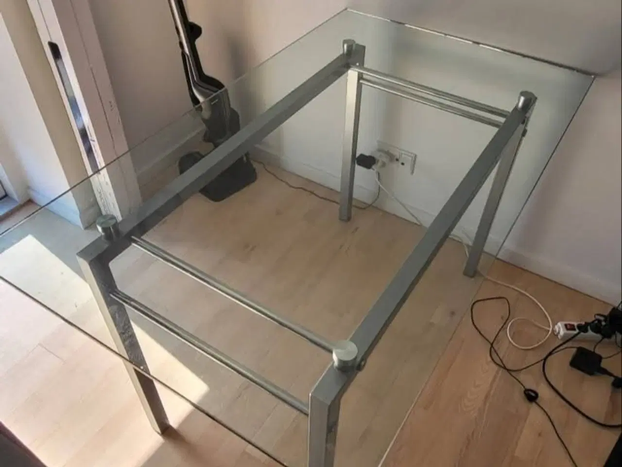 Billede 2 - Spisebord med glasplade