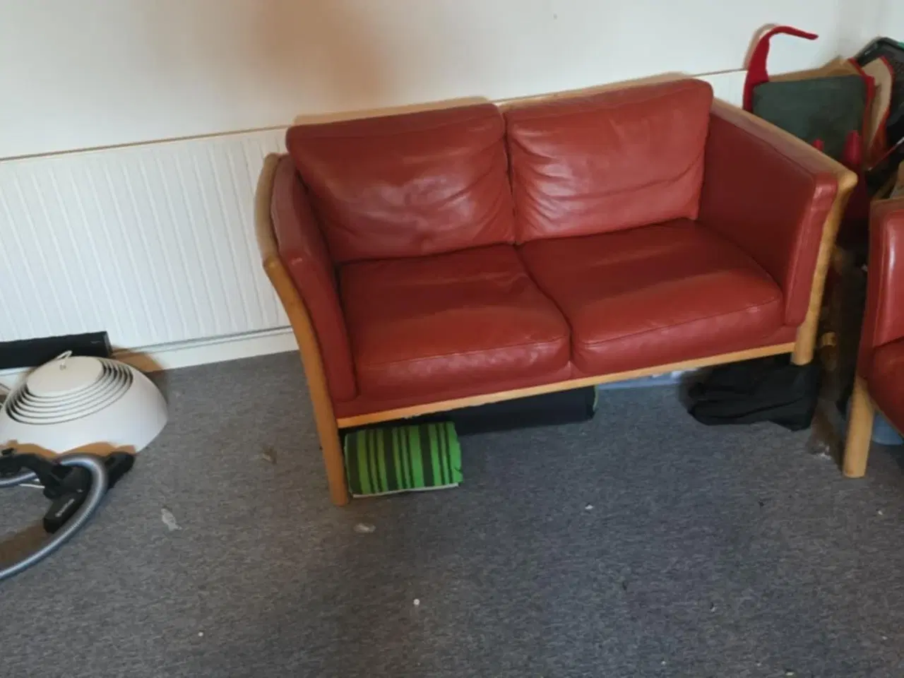 Billede 4 - Sofasæt i lystræ med rød læder hynder 