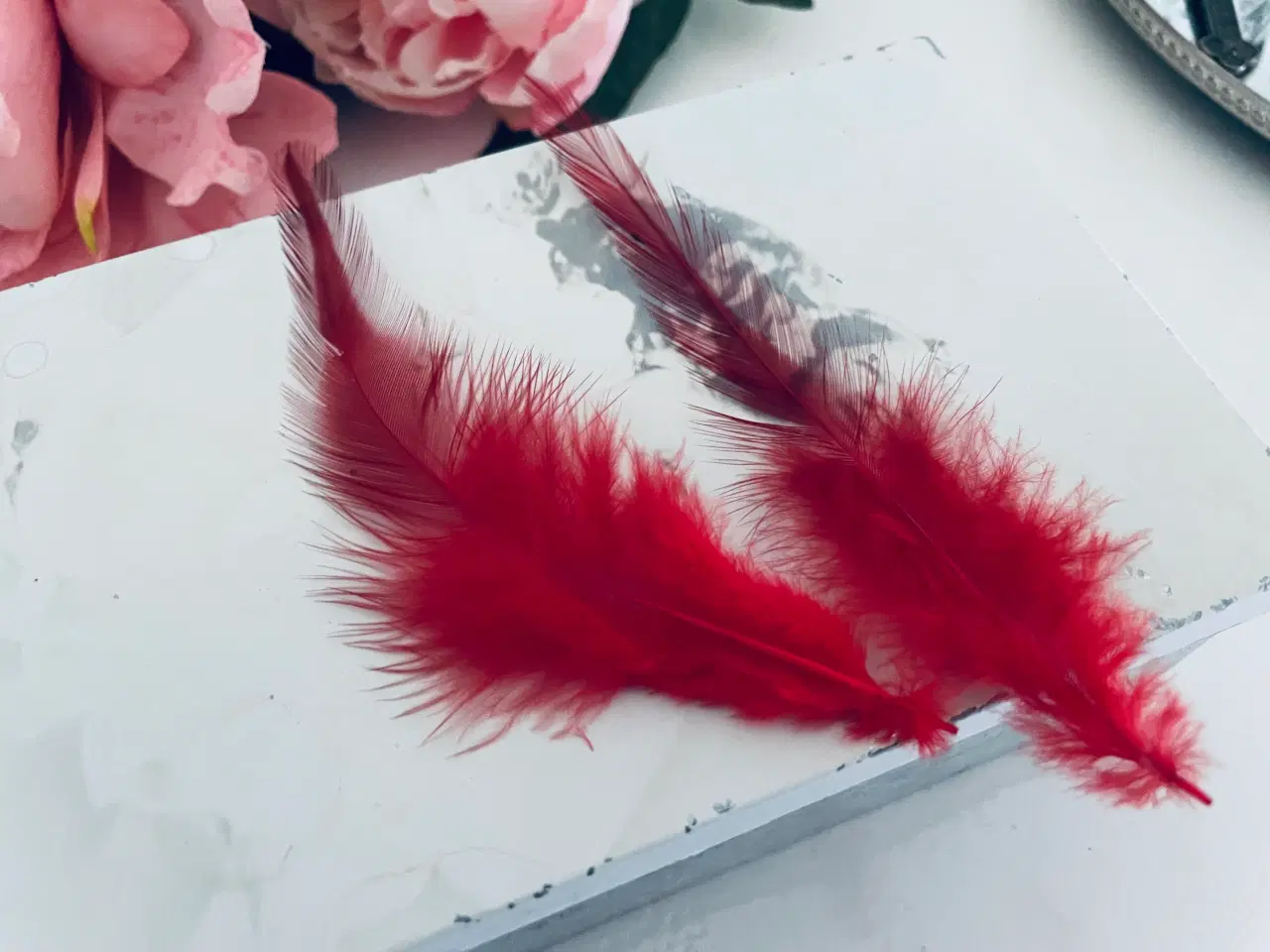 Billede 2 - Fjer i røde og mørke nuancer 10 stk.