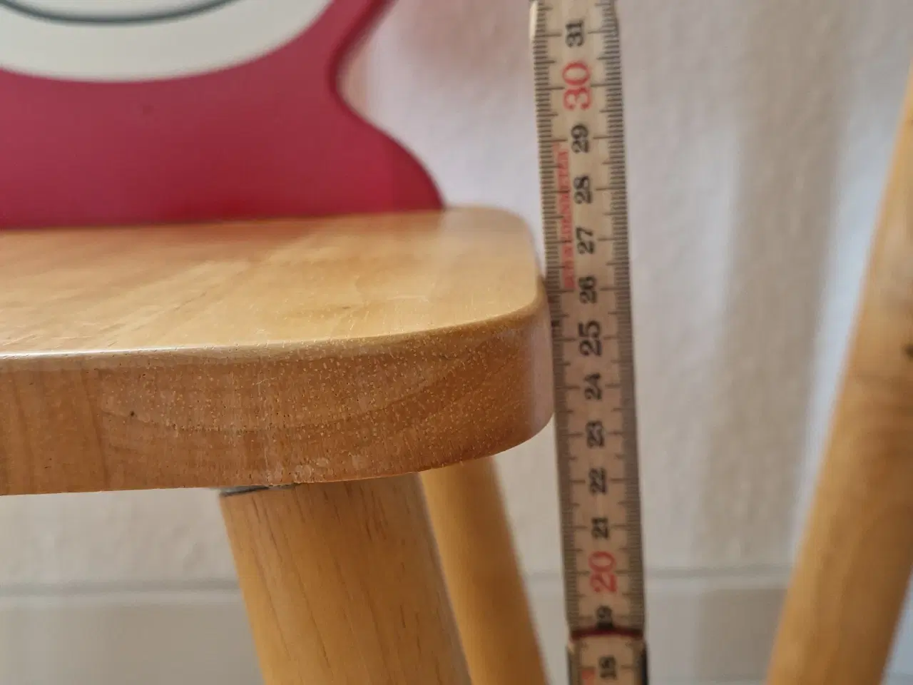 Billede 5 - 🧸 Børnebord med 2 stole – solidt og hyggeligt sæt