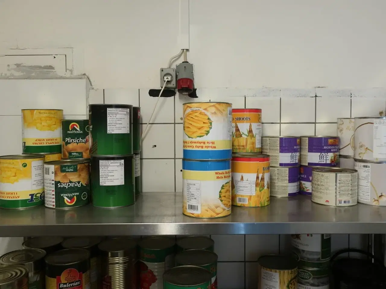 Billede 3 - Reol med indhold