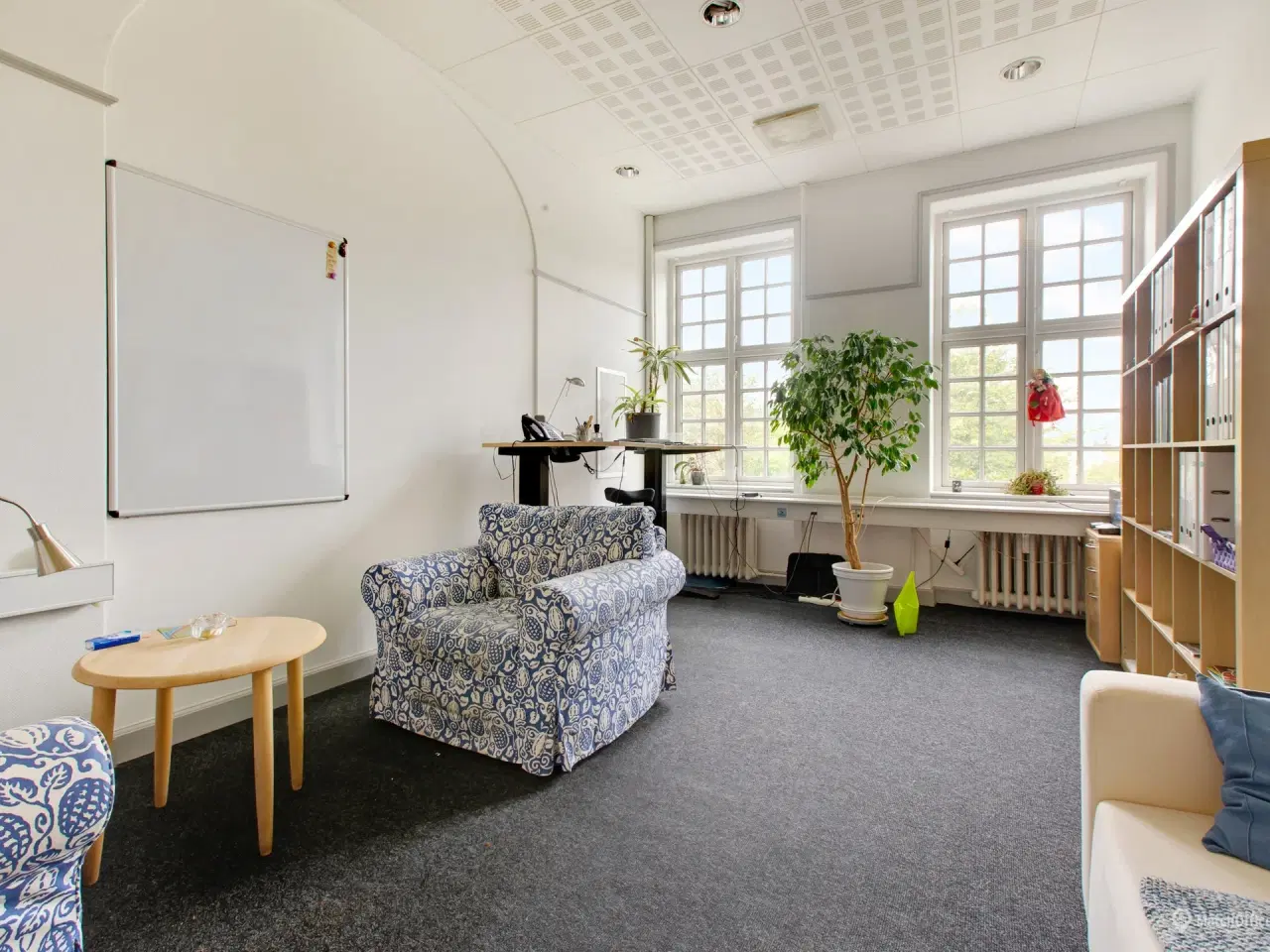 Billede 3 - Klinik- eller kontorlokale perfekt beliggenhed mod ejendommens gård. der sikrer et roligt og behageligt arbejdsmiljø.