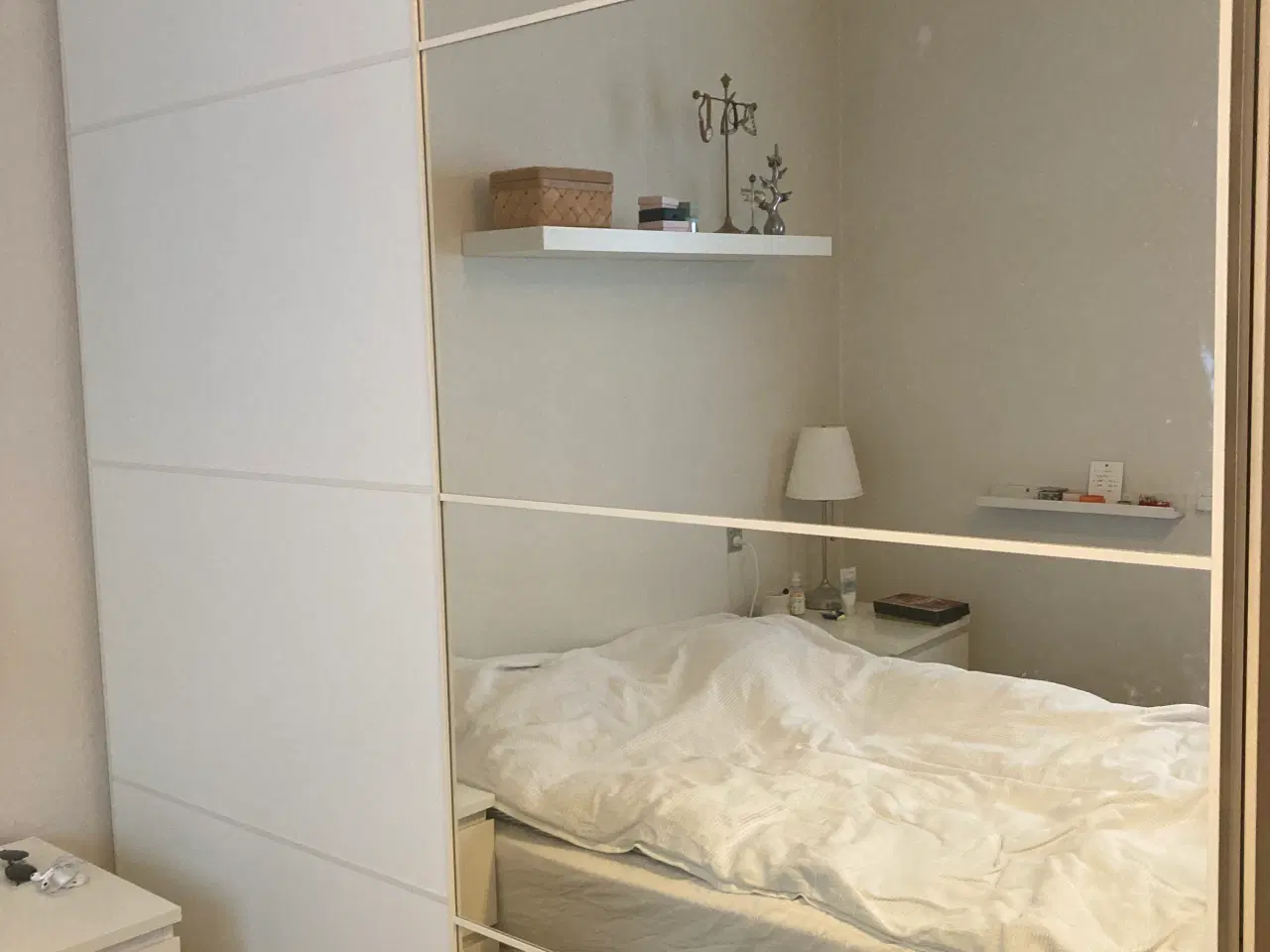 Billede 2 - IKEA PAX skab i hvid med skydelåger og spejl