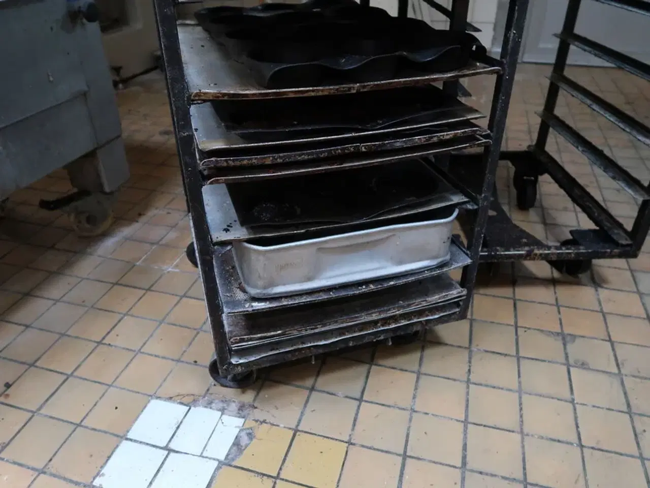 Billede 9 - 2 stk. stikvogne med div. Bageplader og forme