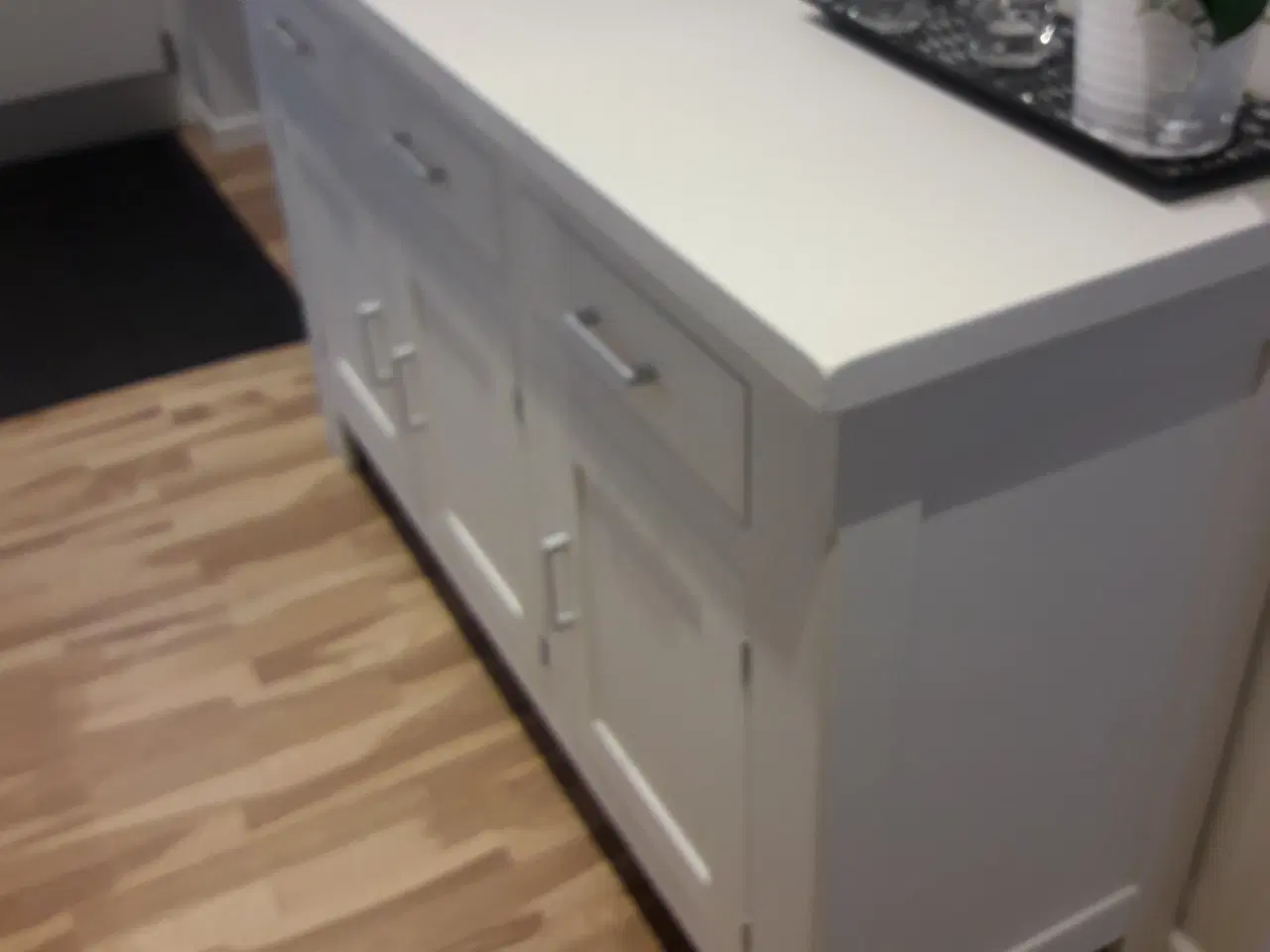 Billede 2 - Skænk, massiv hvidmalet eg.