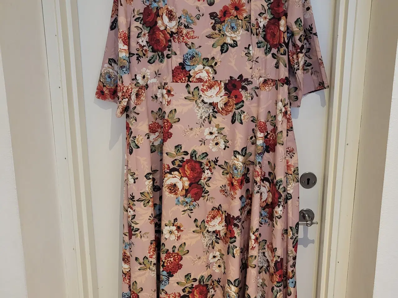 Billede 1 - Plus size kjole i rosa med blomster 