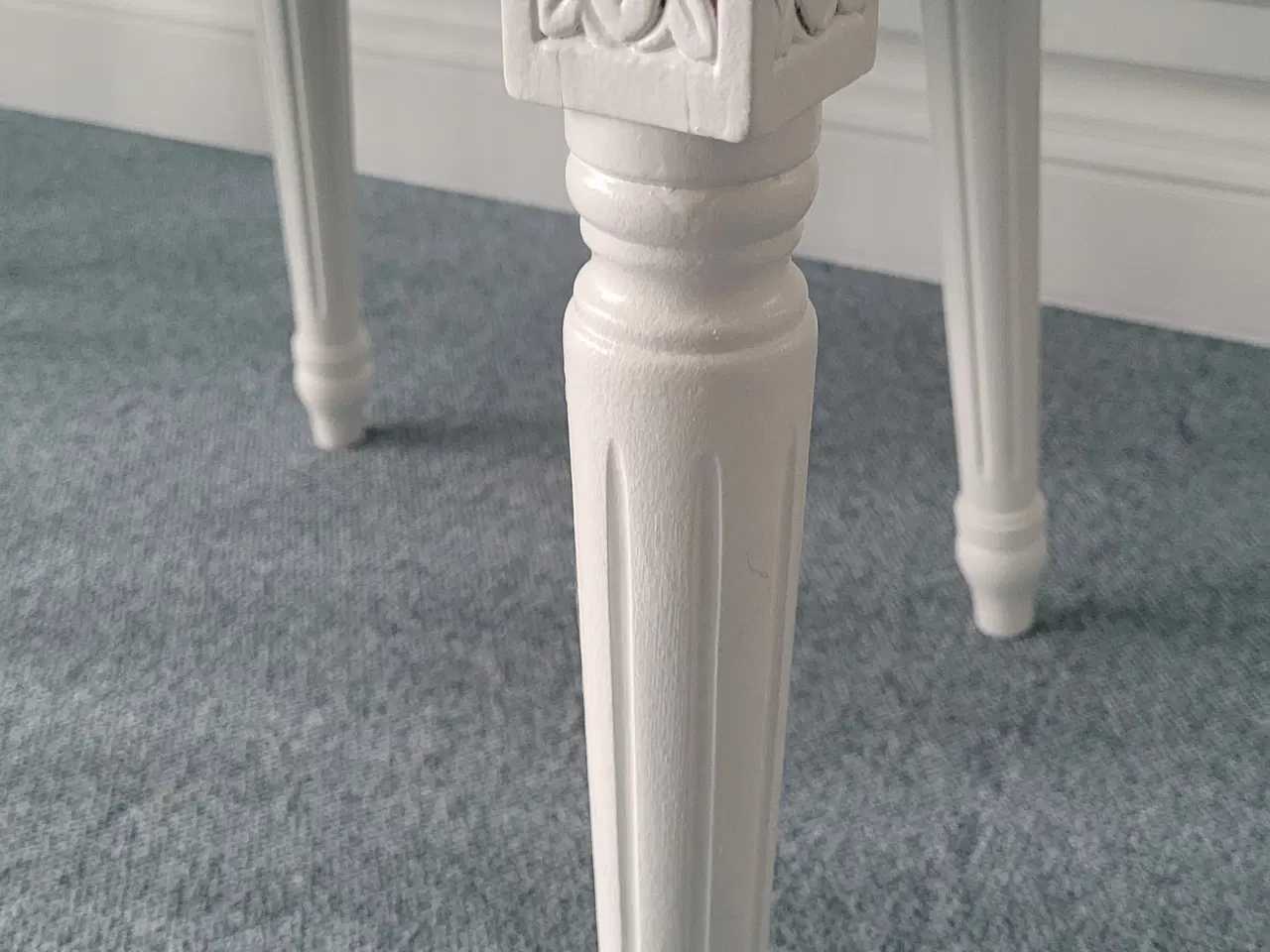 Billede 10 - Nyombetrukne hvide spisebordstole fra ILVA