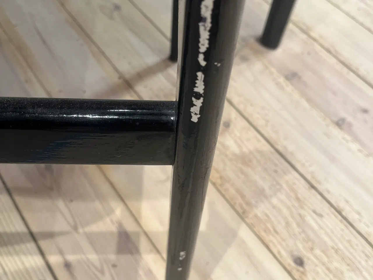 Billede 12 - Spisebord i træ, sortlakeret, med 6 stole