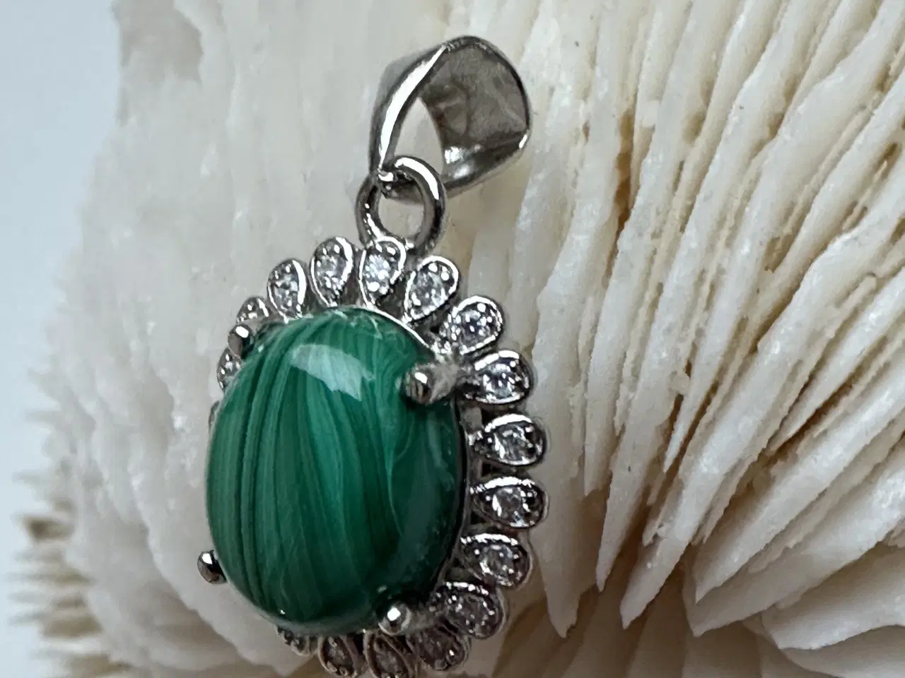 Billede 3 - To sølvvedhæng med halvædelsten. Læs beskrivelsen.