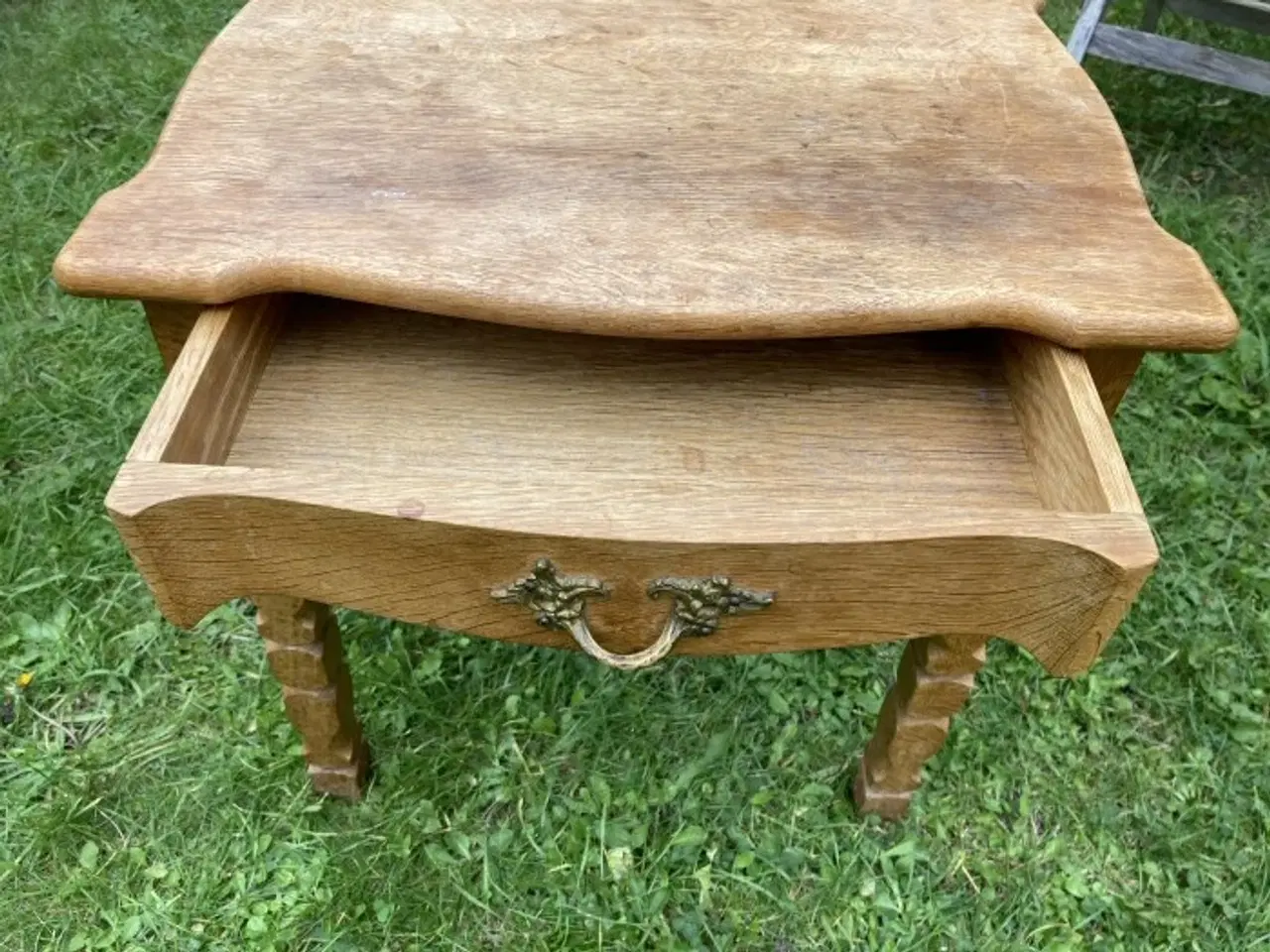 Billede 3 - Lille bord med ornamenter og skuffe