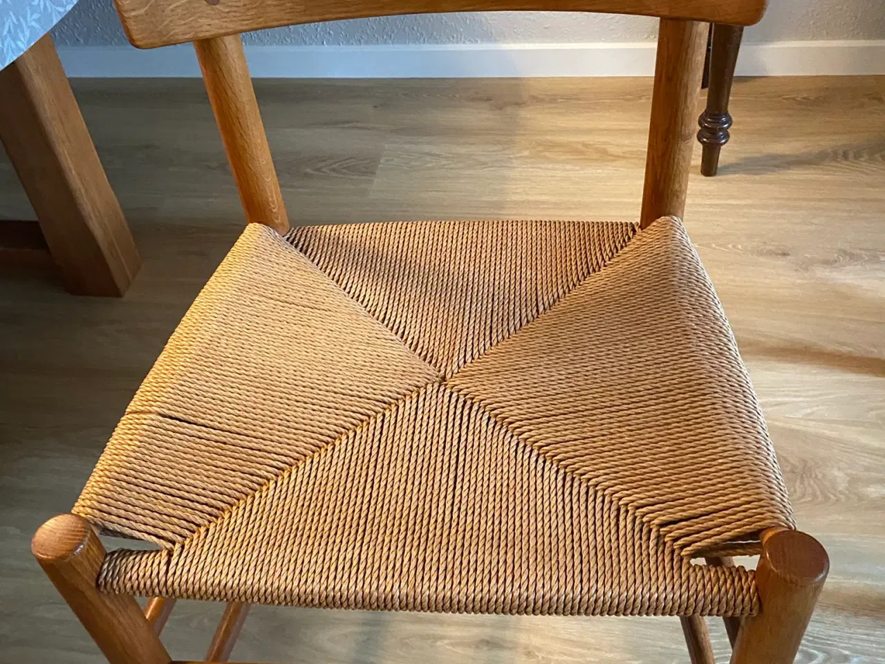 Billede 5 - Massiv egetræs spisebord samt J 39 stole