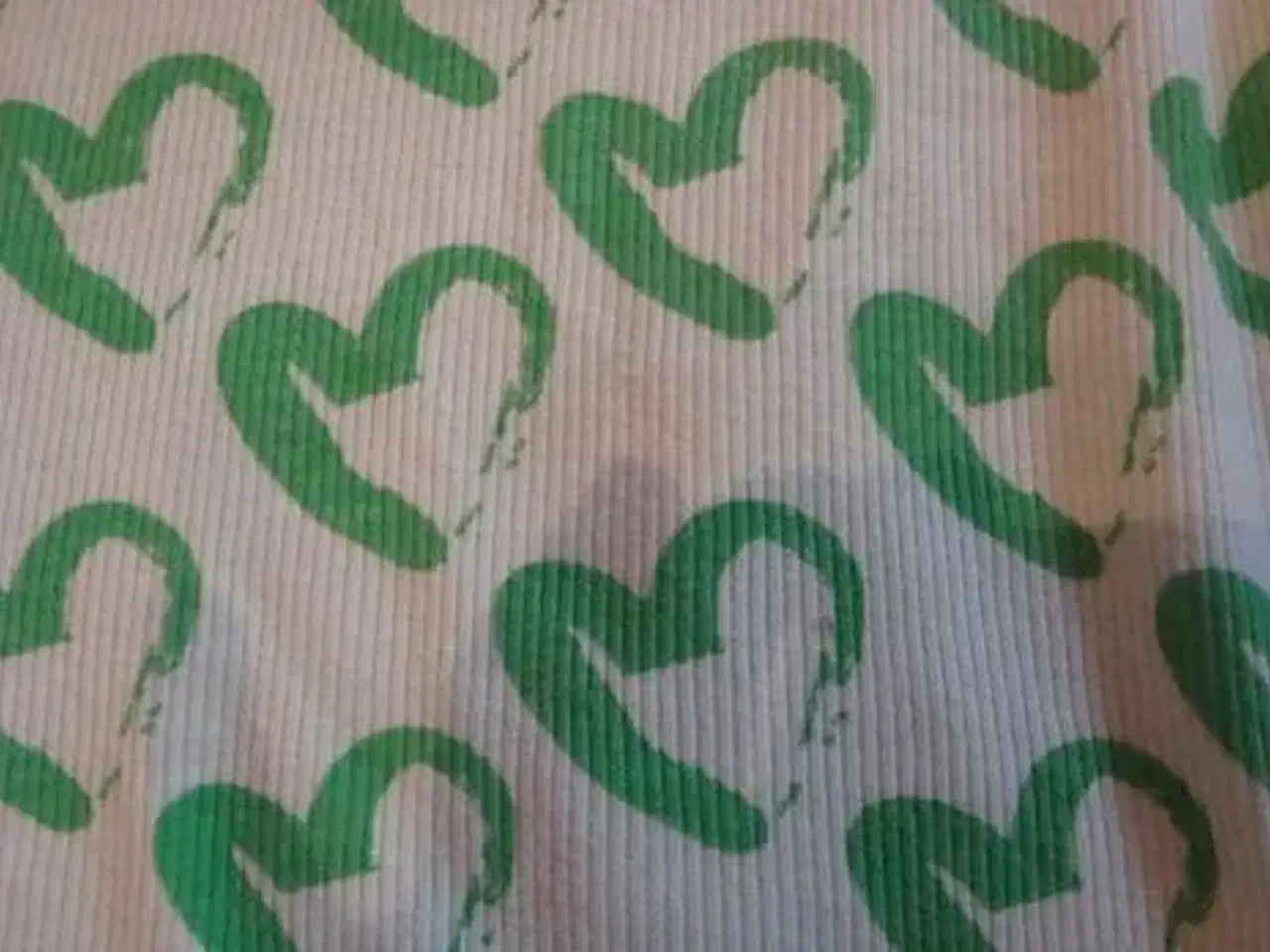 Billede 3 - Grøn tanktop med hjerter på sælges