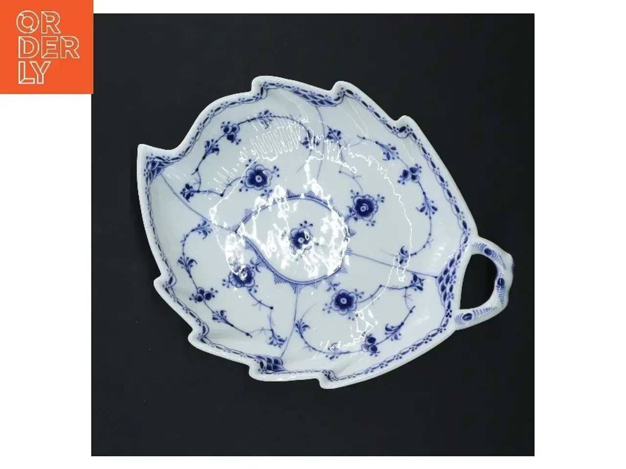 Billede 1 - Musselmalet porcelænsfad med hank fra Royal Copenhagen (str. Ø 21x Ø17 cm)