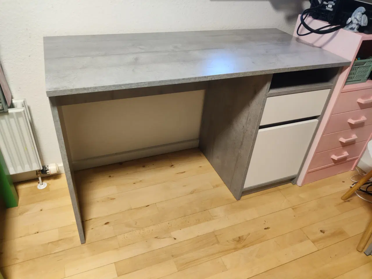 Billede 3 - Skrivebord 54x120 beton/hvid