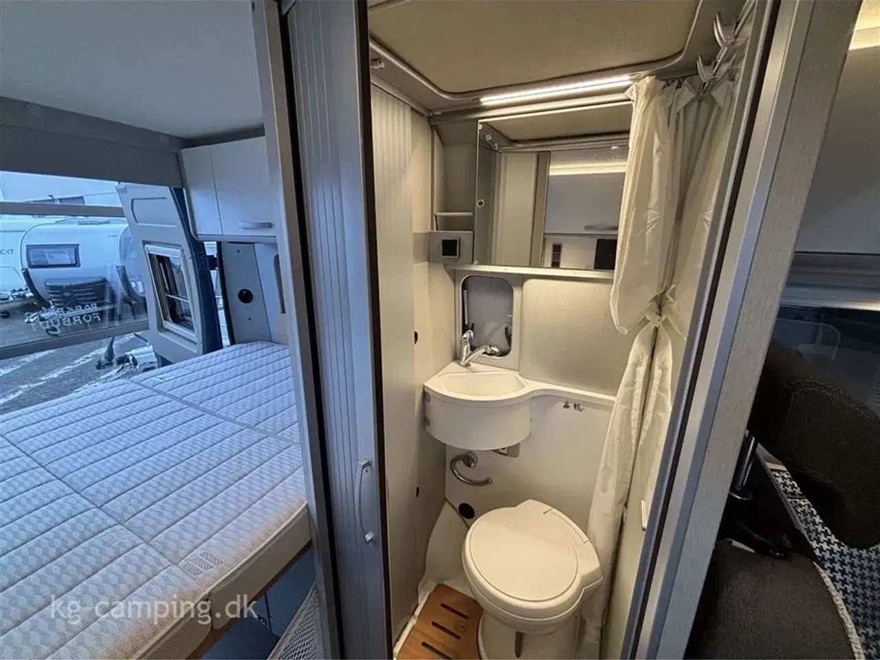 Billede 11 - 2022 - Hymer Free 540 BLUE EVOLUTION   Udstyr inkluderet: 2x Lithium-batteri • Solcelleanlæg • Markise • Hævesængetag • Fuld LED-lys • Automatisk klimaanlæg • Elektrisk håndbremse