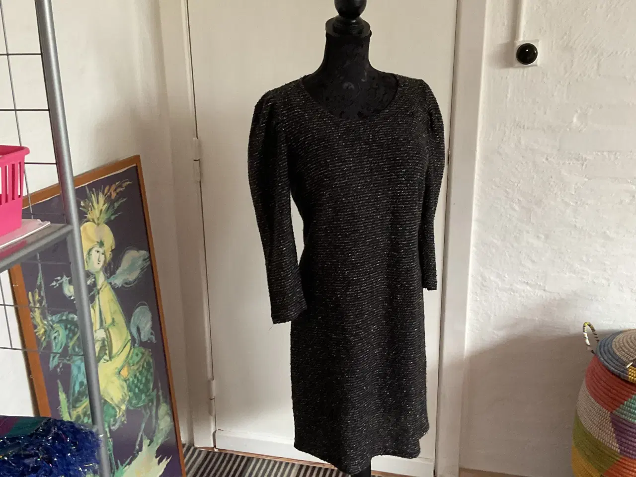 Billede 2 - b-Young kjole i stretch stof, sort str. L
