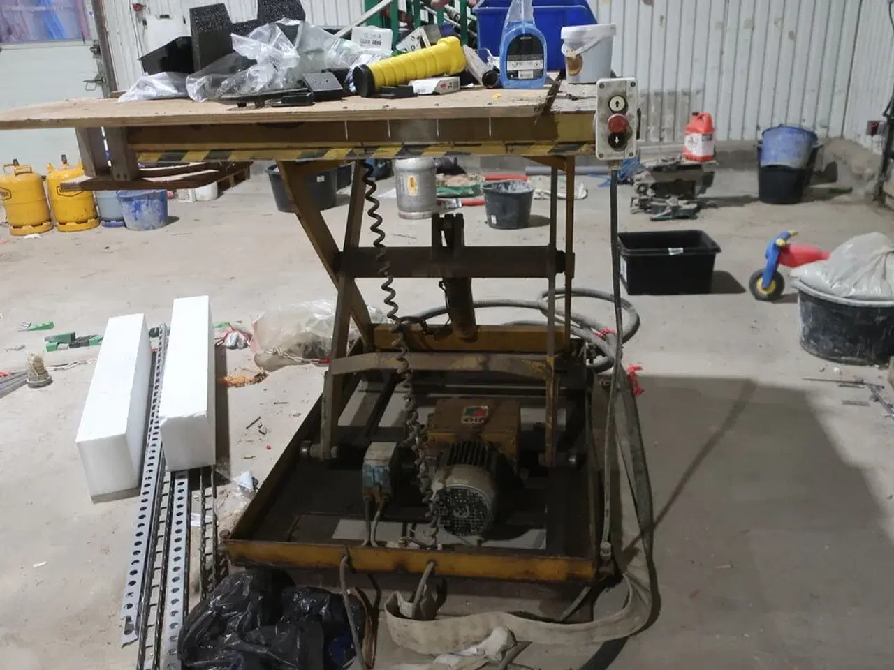 Billede 4 - Saksløftebord med indhold