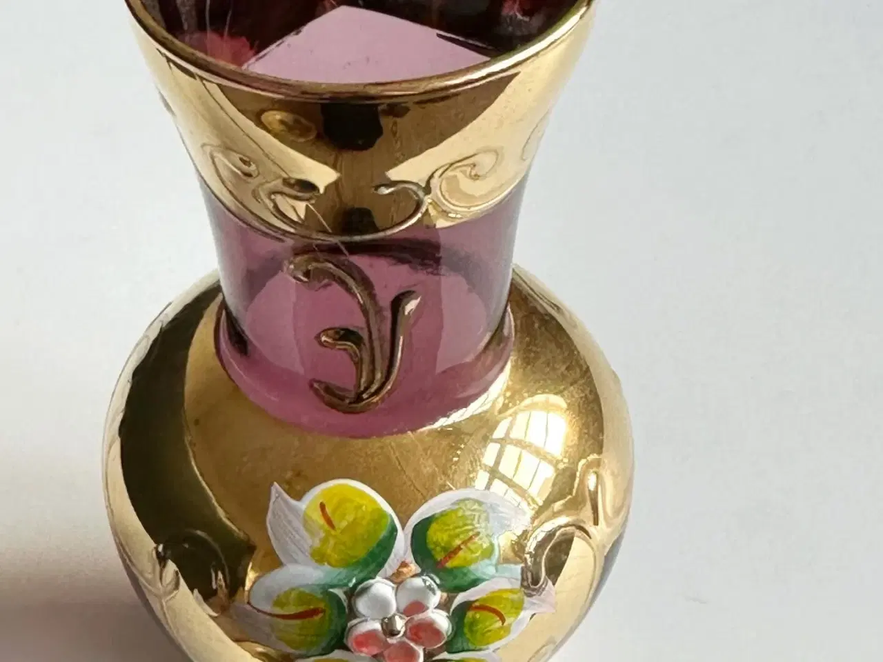 Billede 5 - Lilla glas med gulddeko og blomst