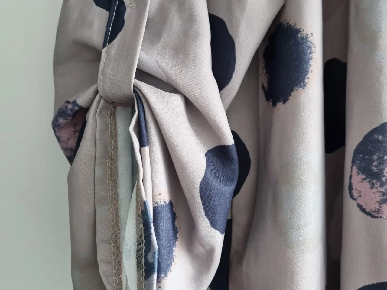 Billede 2 - Creme Fraiche bluse m. prikker Taupe str. L/XL