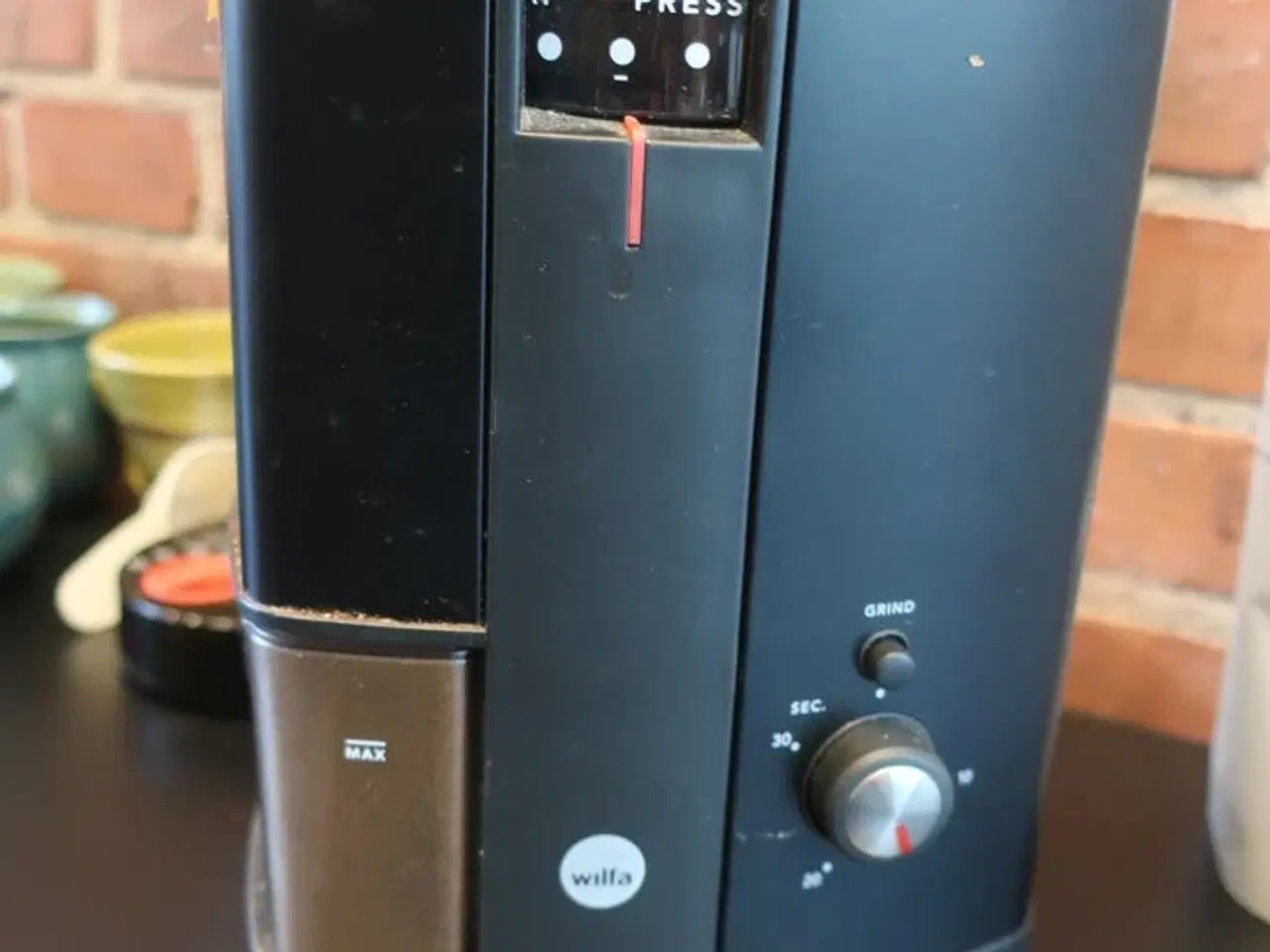 Billede 9 - Kaffekværn WILFA samt div. kander, kedler m.v. på bord