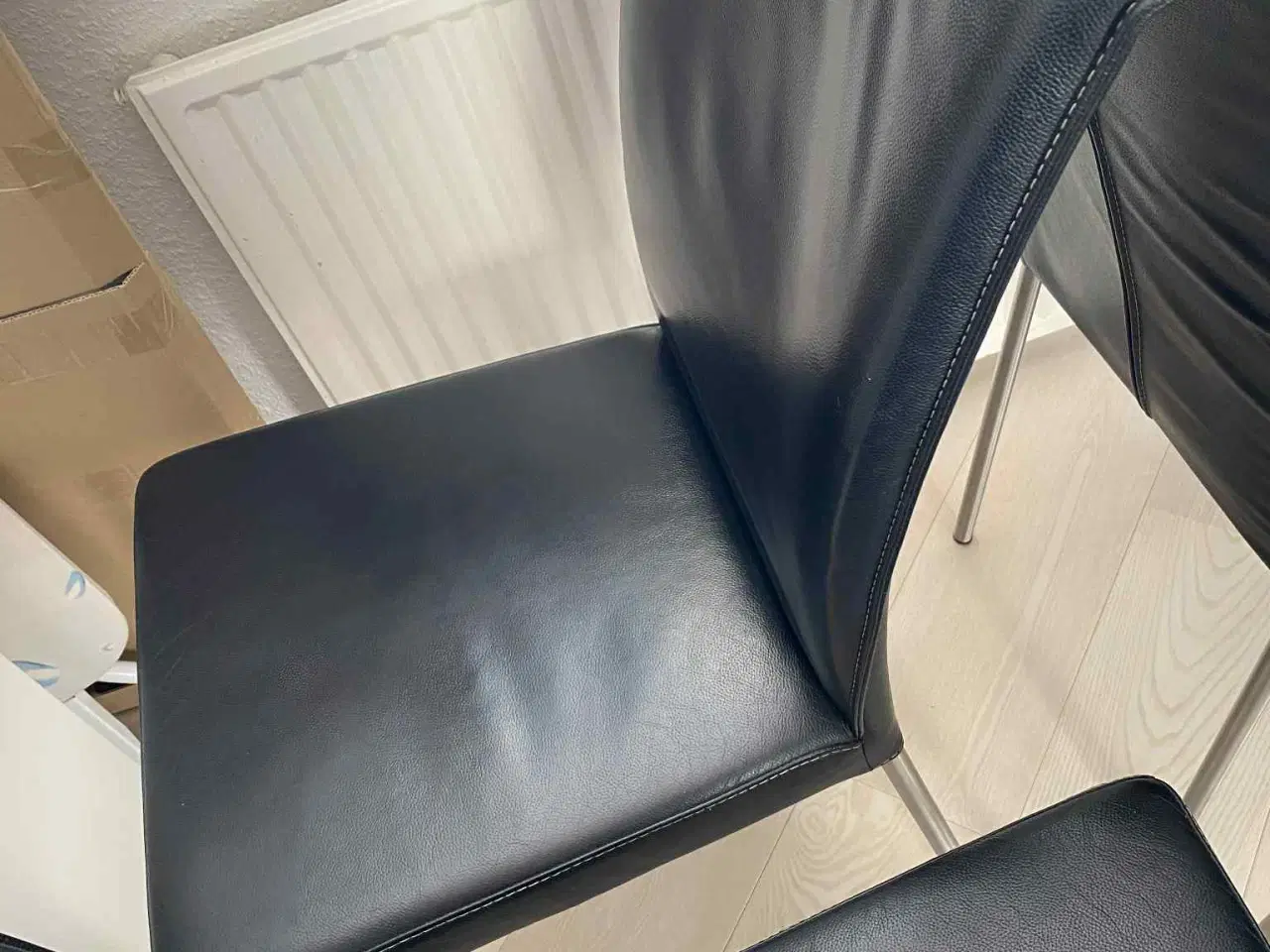 Billede 4 - 6 Spisebordstole i sort læder med ben i krom