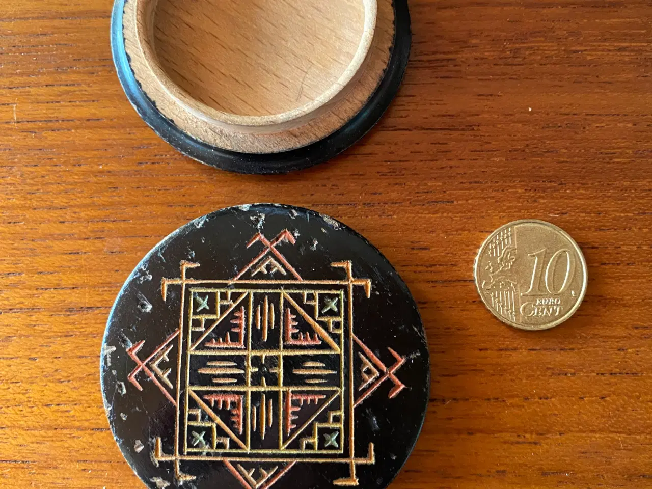 Billede 1 - Lille Trækasse med Design til Opbevaring