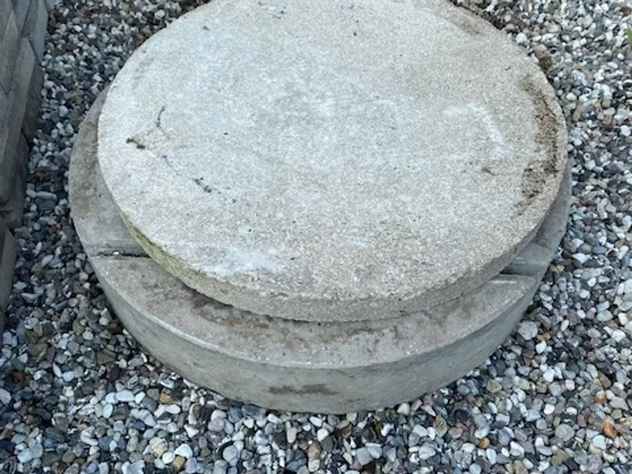 Billede 1 - Ø700 Beton brønddæksel med ny topring