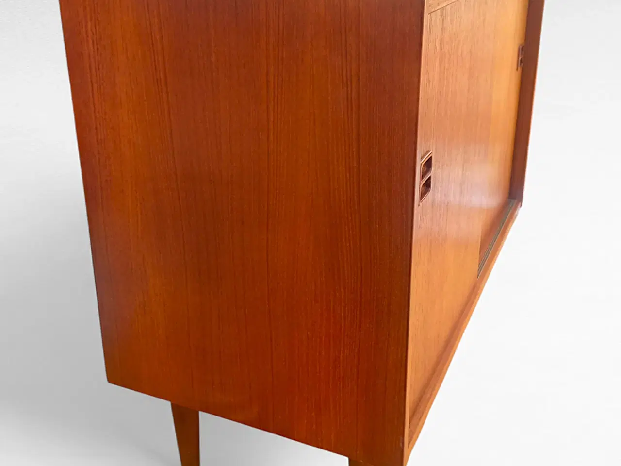 Billede 7 - Elegant teak skænk med skydelåger – Dansk Design f
