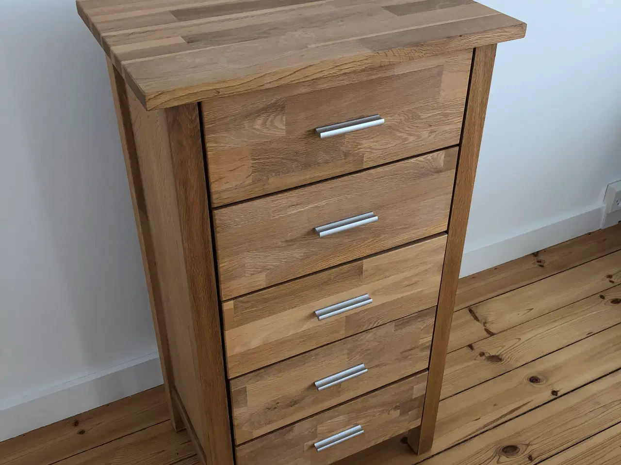 Billede 3 - LIVA kommode i egetræ – 5 skuffer (38x53x93 cm)