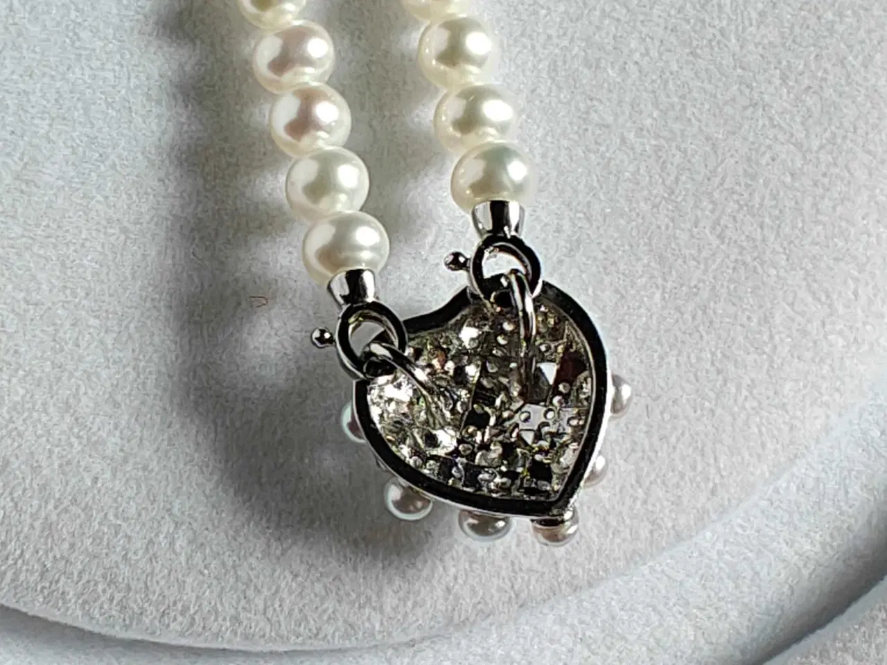 Billede 6 - Perlehalskæde med hjertevedhæng