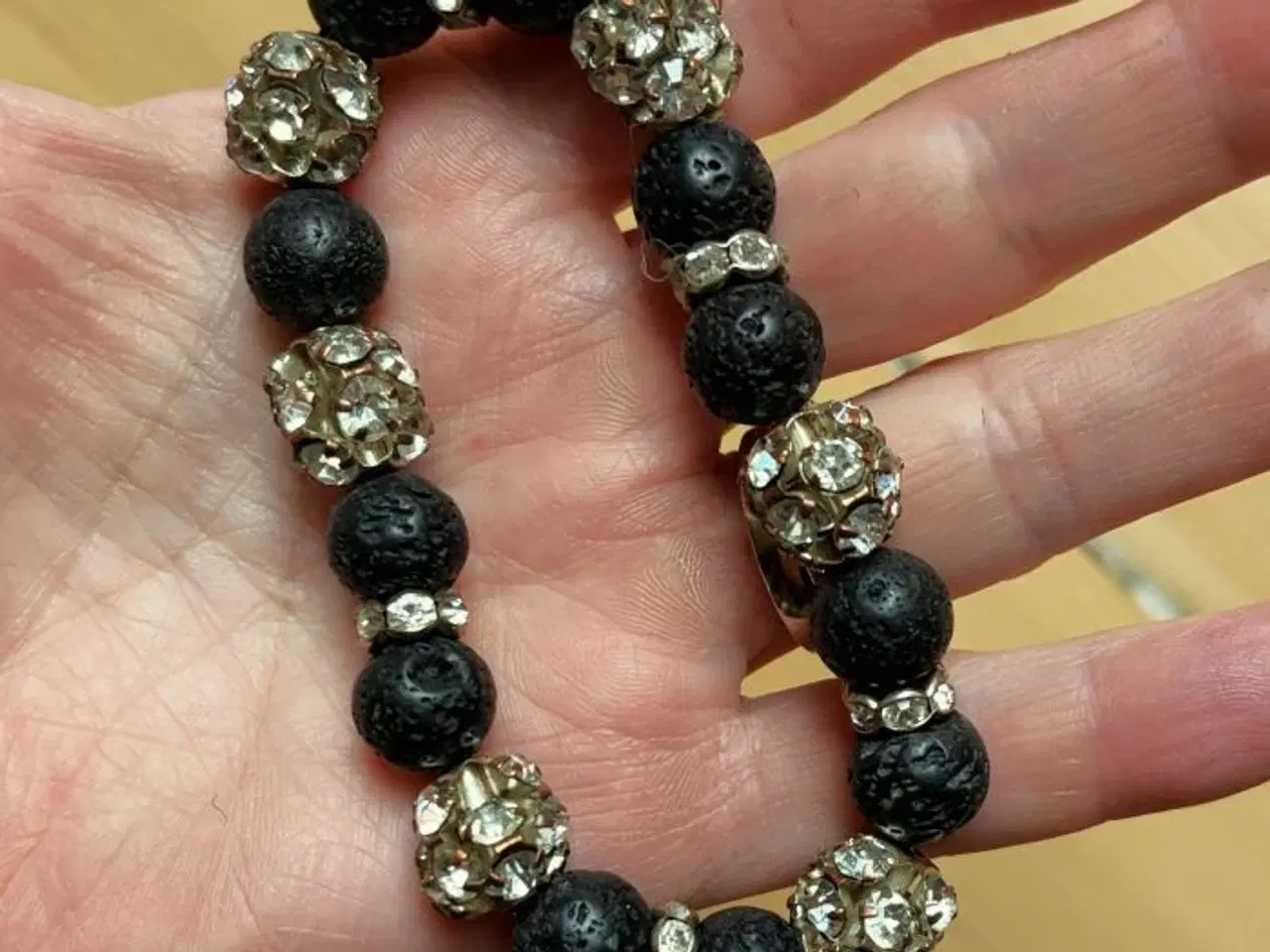 Billede 3 - Armbånd med lavaperler og bling