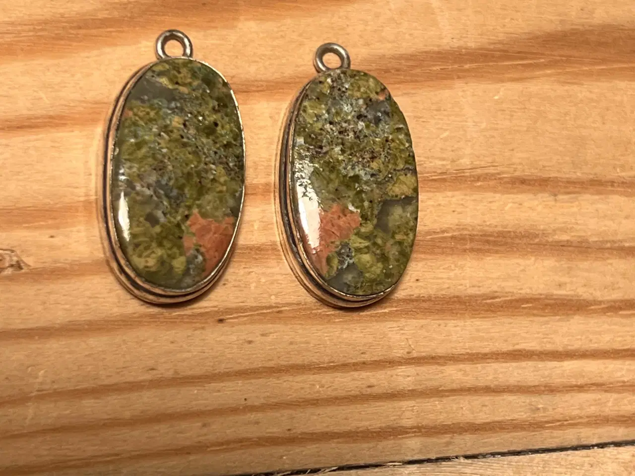 Billede 3 - 2 stk Unakit øreringe/vedhæng