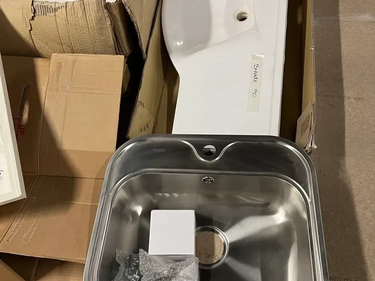 Billede 4 - 4 stk. Vaske til badeværelse og 1 stk. Stålvask