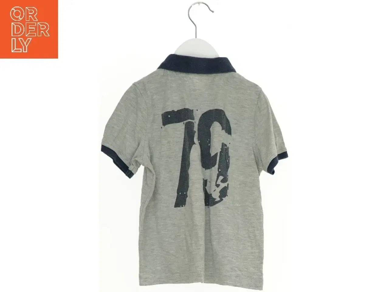 Billede 2 - Grå Polo T-Shirt med Mørkeblå Krave og Print fra Coop (str. 116)