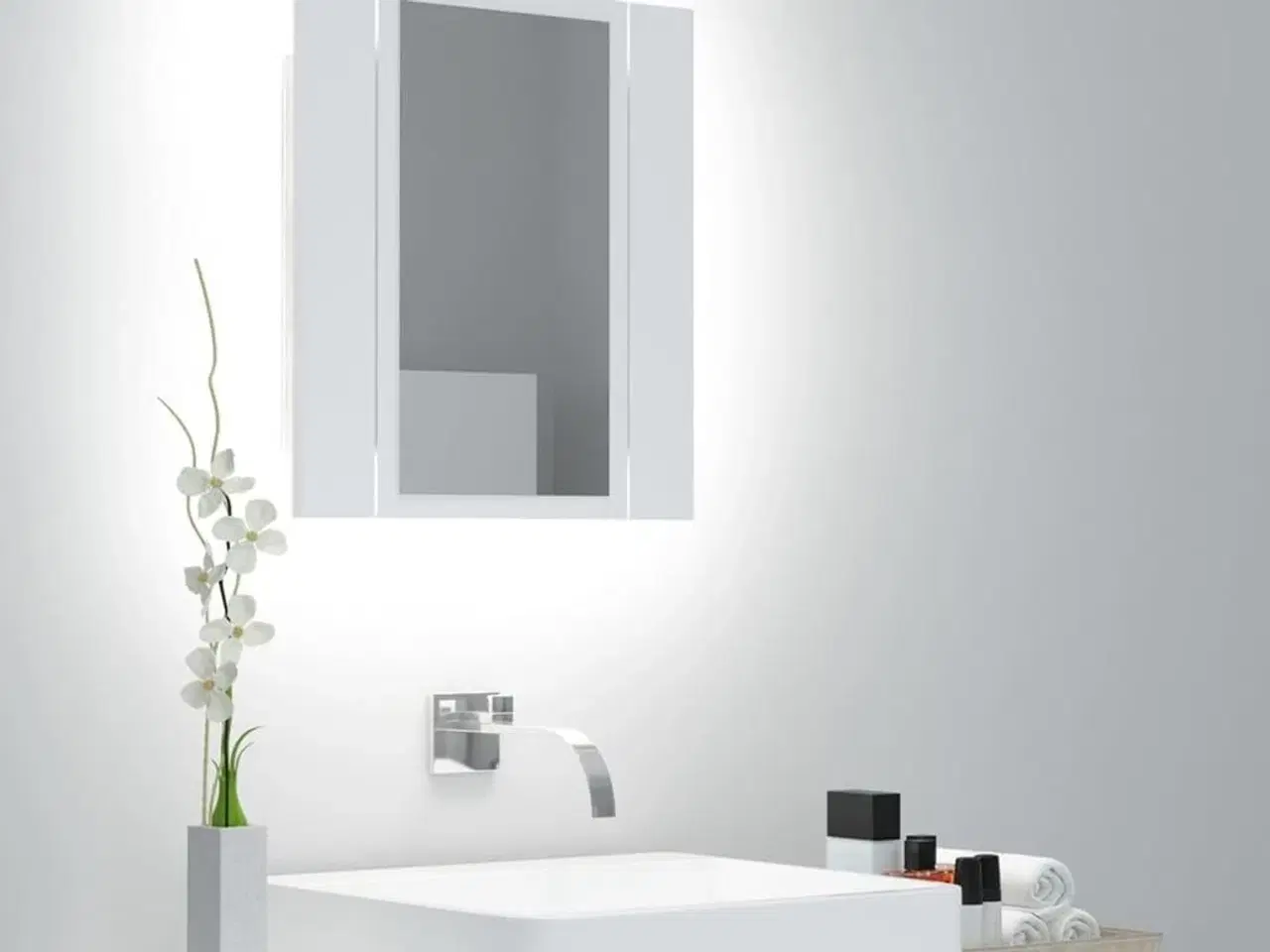 Billede 1 - Badeværelsesskab med LED-lys 40x12x45 cm akryl hvid