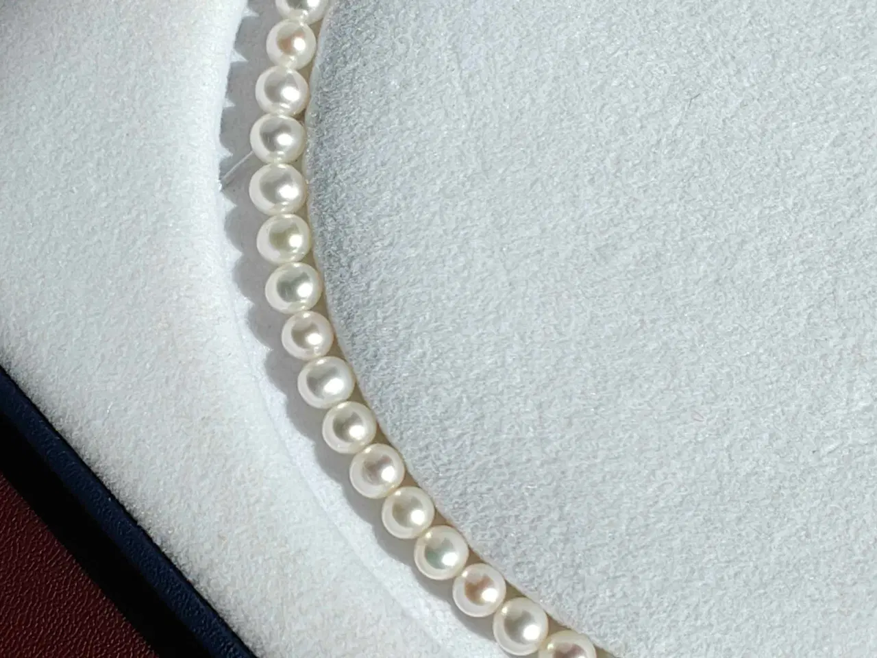 Billede 3 - Perlehalskæde med hjertevedhæng