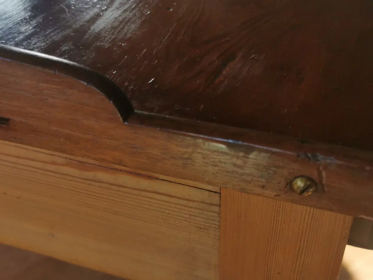 Billede 3 - Ældre, velholdt, lakeret skrivebord med "bagkant".