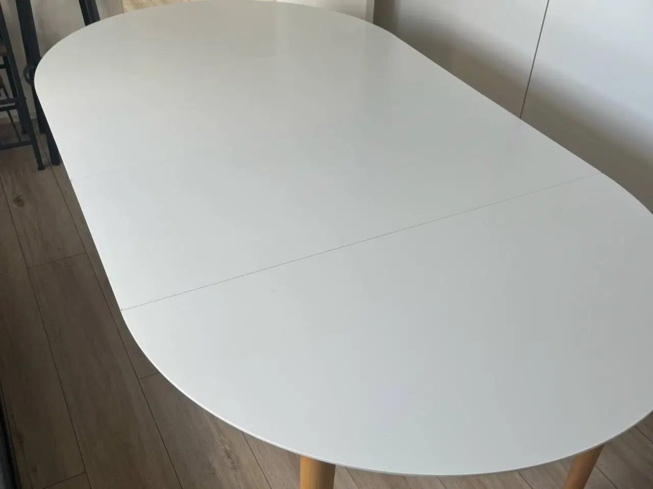 Billede 3 - Hvidt rundt spisebord med udtræk (reserveret)