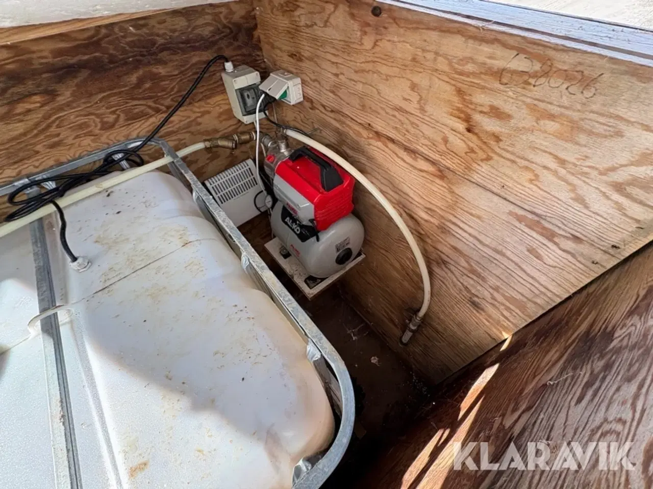 Billede 7 - Isoleret kasse med vandtank og vandværk