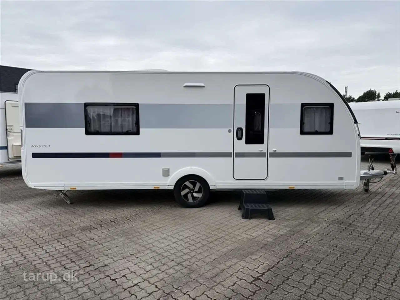 Billede 2 - 2024 - Adria Adora 572 UT Selected Edition   Enkeltsenge, rundsiddegruppe, stort badeværelse, Alde centralvarme, aircondition og Smart Box gaskassesystem, El-gulvvarme