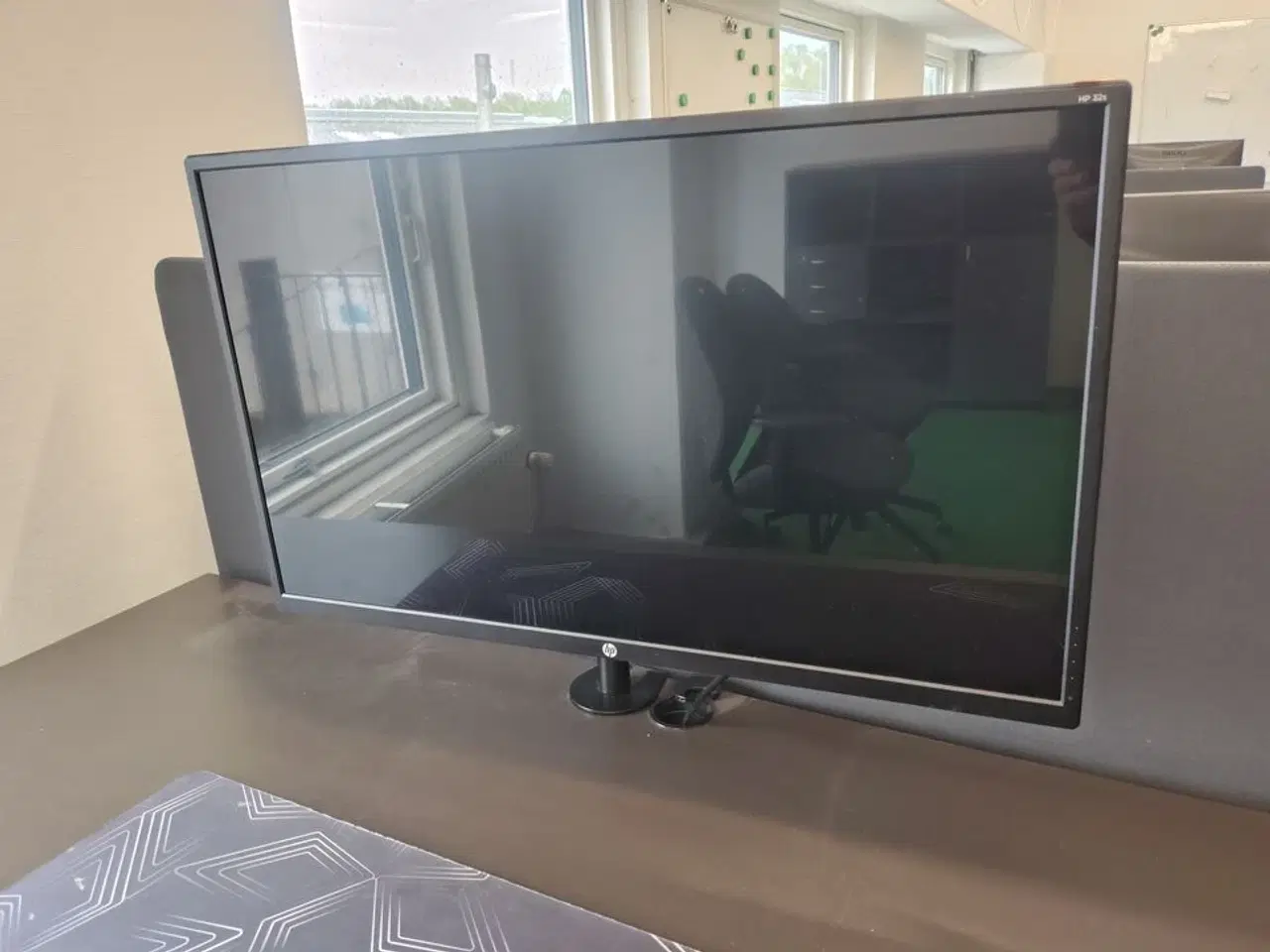Billede 1 - En HP 32" skærm på stativ