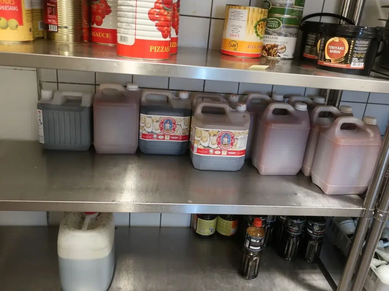 Billede 5 - Reol med indhold