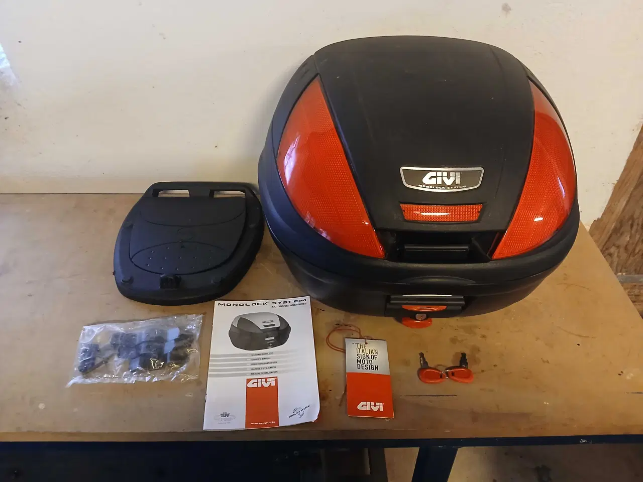 Billede 1 - Givi topboks sort/rød til motorcykel eller scooter